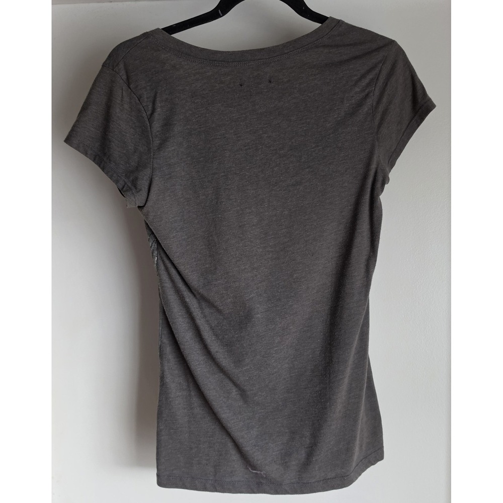 Guess T-Shirt Womens L Gray V-Neck Short Sleeve Peacock Feather Graphic Print - Picture 3 of 6